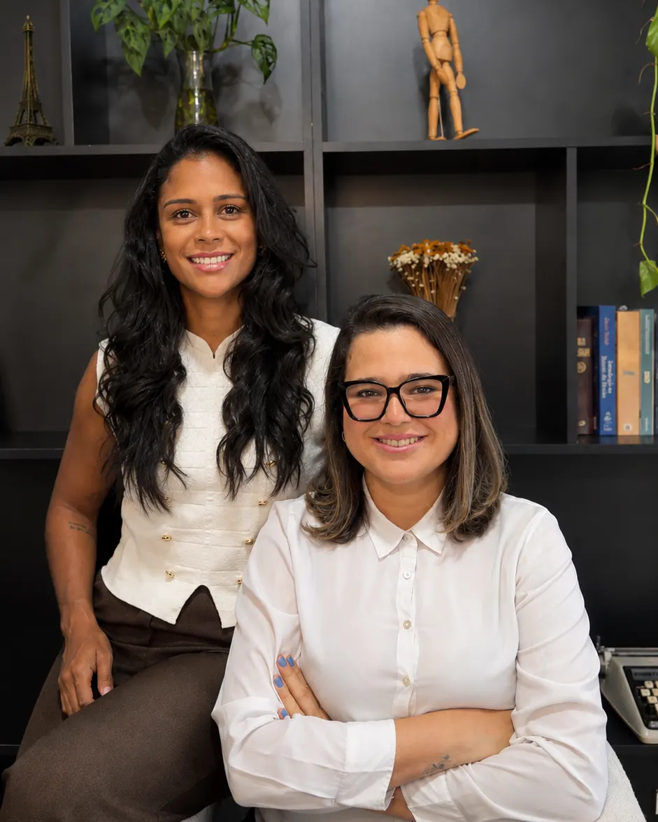 Dra. Bruna Maciel e Dra. Luana Amorim no escritório em Belo Horizonte